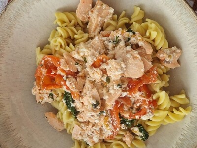 Smetanové Low Carb těstoviny s lososem, rajčaty a špenátem