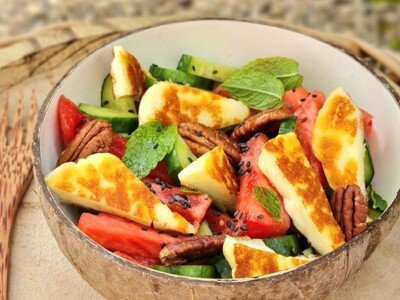 Letní salát s melounem a halloumi